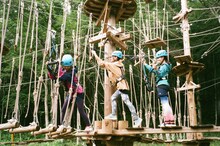 アスレチックで夏を満喫する乃木坂46 3期生。