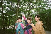 山道を歩く大園桃子、与田祐希、山下美月（左から）。