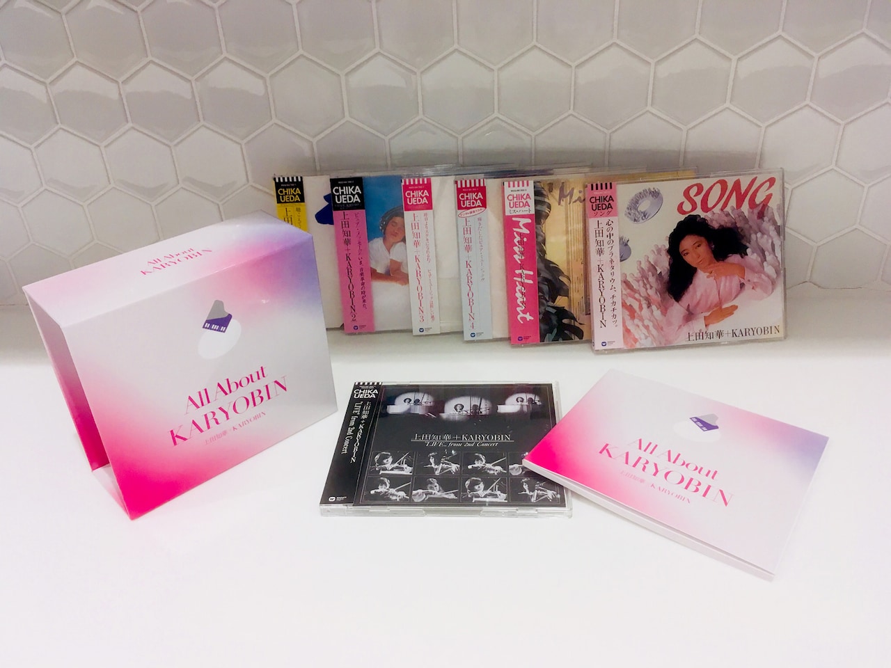 上田知華+KARYOBIN、アルバム全作品に貴重ライブ音源加えた40