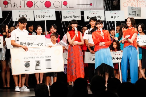 グランプリ受賞を告げられた泡洗浄ボーイズと、Perfume。（撮影：上山陽介）