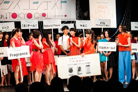 グランプリ受賞を告げられたFragranceと、Perfume。（撮影：上山陽介）