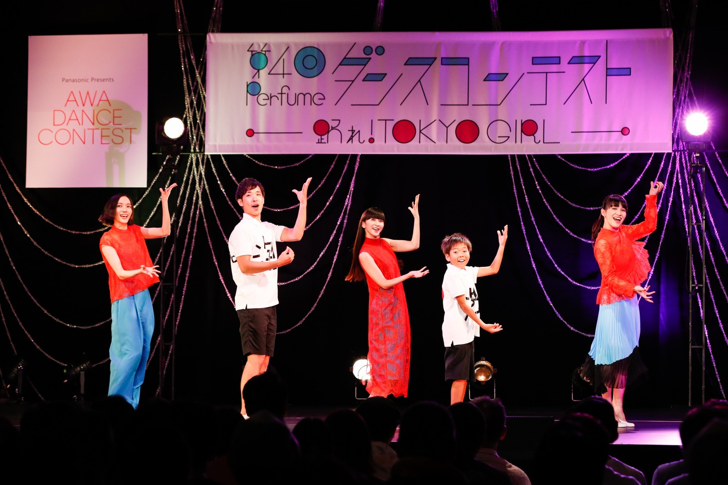 Perfumeと泡洗浄ボーイズのコラボパフォーマンスの様子。（撮影：上山陽介）