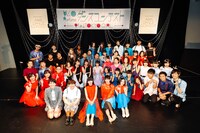 「踊れ！TOKYO GIRL」出場者とPerfume。（撮影：上山陽介）