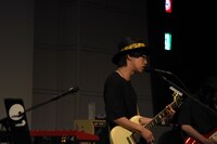 ホリエアツシ（Vo, G, Piano）