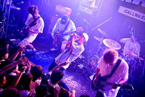 SHADOWS（撮影：半田安政[Showcase]）