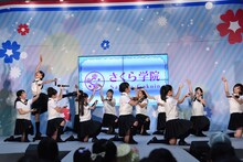 「メロディック・ソルフェージュ」をパフォーマンスするさくら学院。