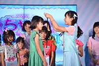 並木彩華からティアラを戴冠される照内心陽。