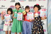 左から準グランプリの大島美優、グランプリの照内心陽、準グランプリの佐野杏羽、instax＜チェキ＞の駒形茉那。