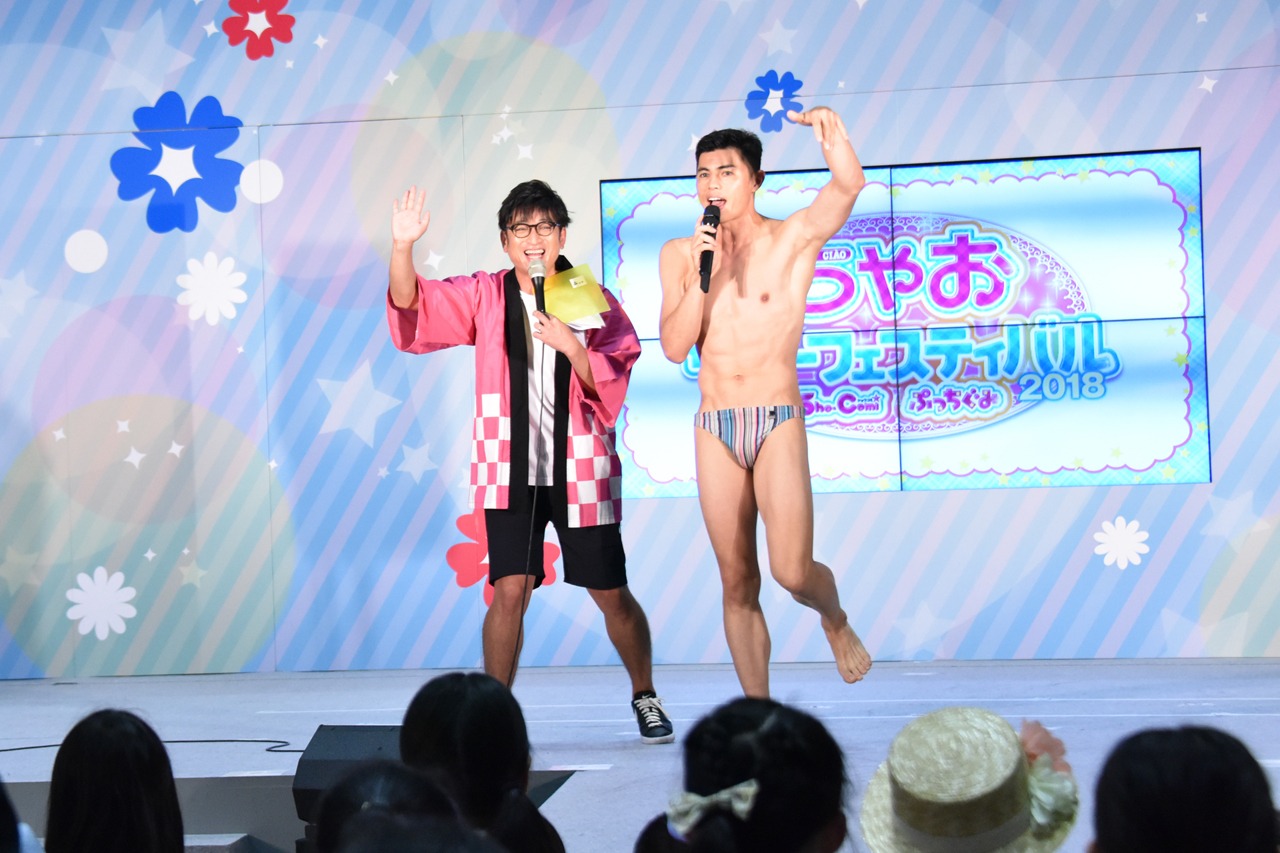 左からMCの森ハヤシとゲストMCの小島よしお。
