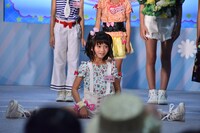 ストレッチを披露する大島美優。