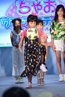 リフティングを披露する駒形茉那。