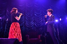 吉澤嘉代子（左）と「目が醒めるまで」をデュエットする清竜人（右）。