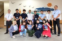 ベイビーレイズJAPANと山中湖村観光課の職員。（写真提供：レプロエンタテインメント）