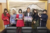 ベイビーレイズJAPANと山梨・山中湖村の高村文教村長。（写真提供：レプロエンタテインメント）