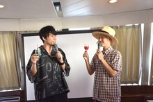 吉田山田による乾杯の様子。