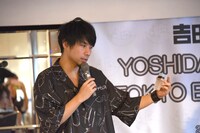 愛用の香水を紹介する吉田結威（G, Vo）