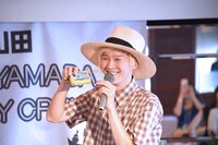 「スーパーマリオブラザーズ3」のカセットを紹介する山田義孝（Vo）。