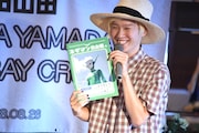 「ネギマン」の自由帳を紹介する山田義孝(Vo)
