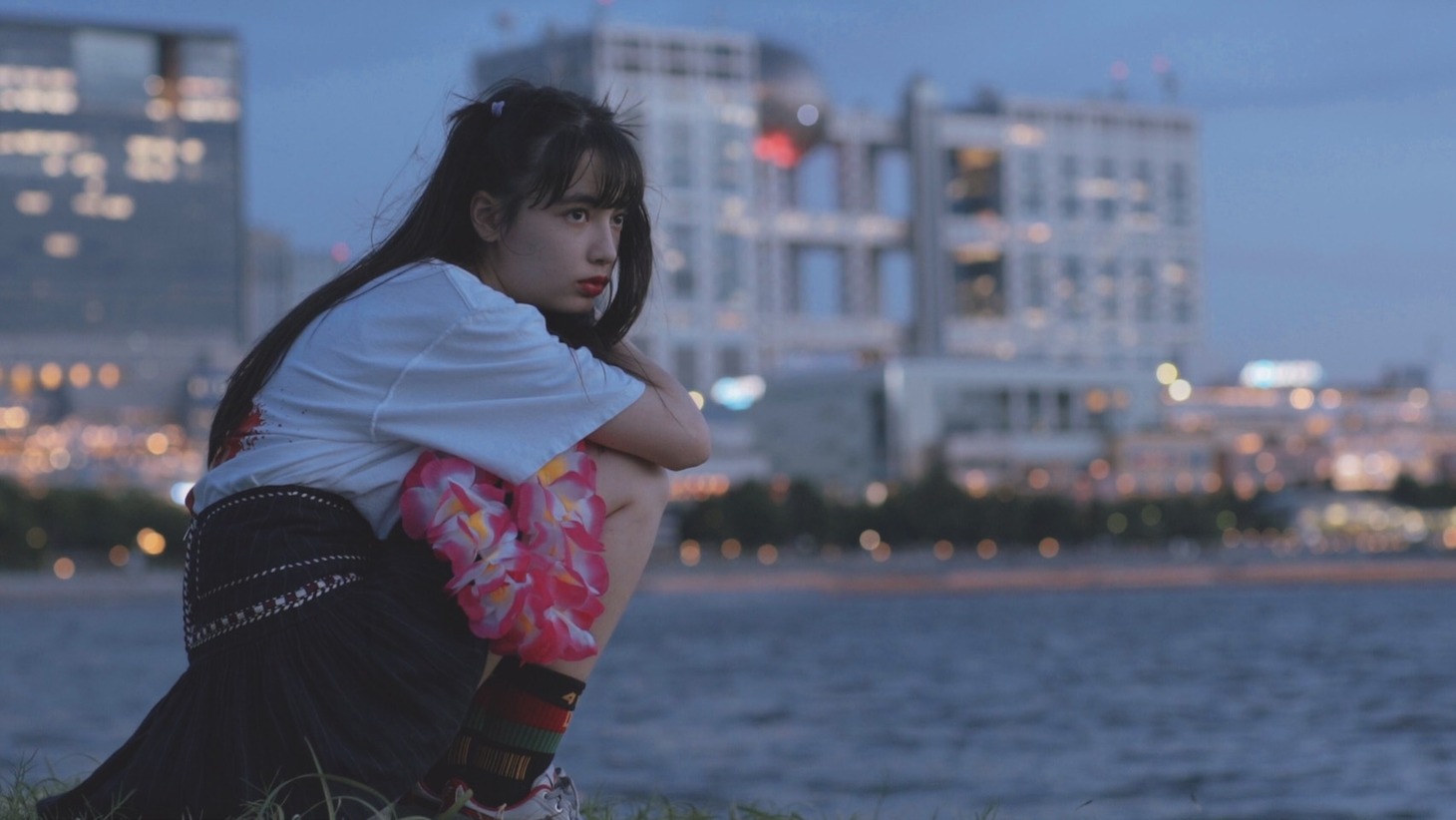 MANON「2 LIVE IN A REAL WORLD feat. Normcore Boyz」ミュージックビデオのワンシーン。