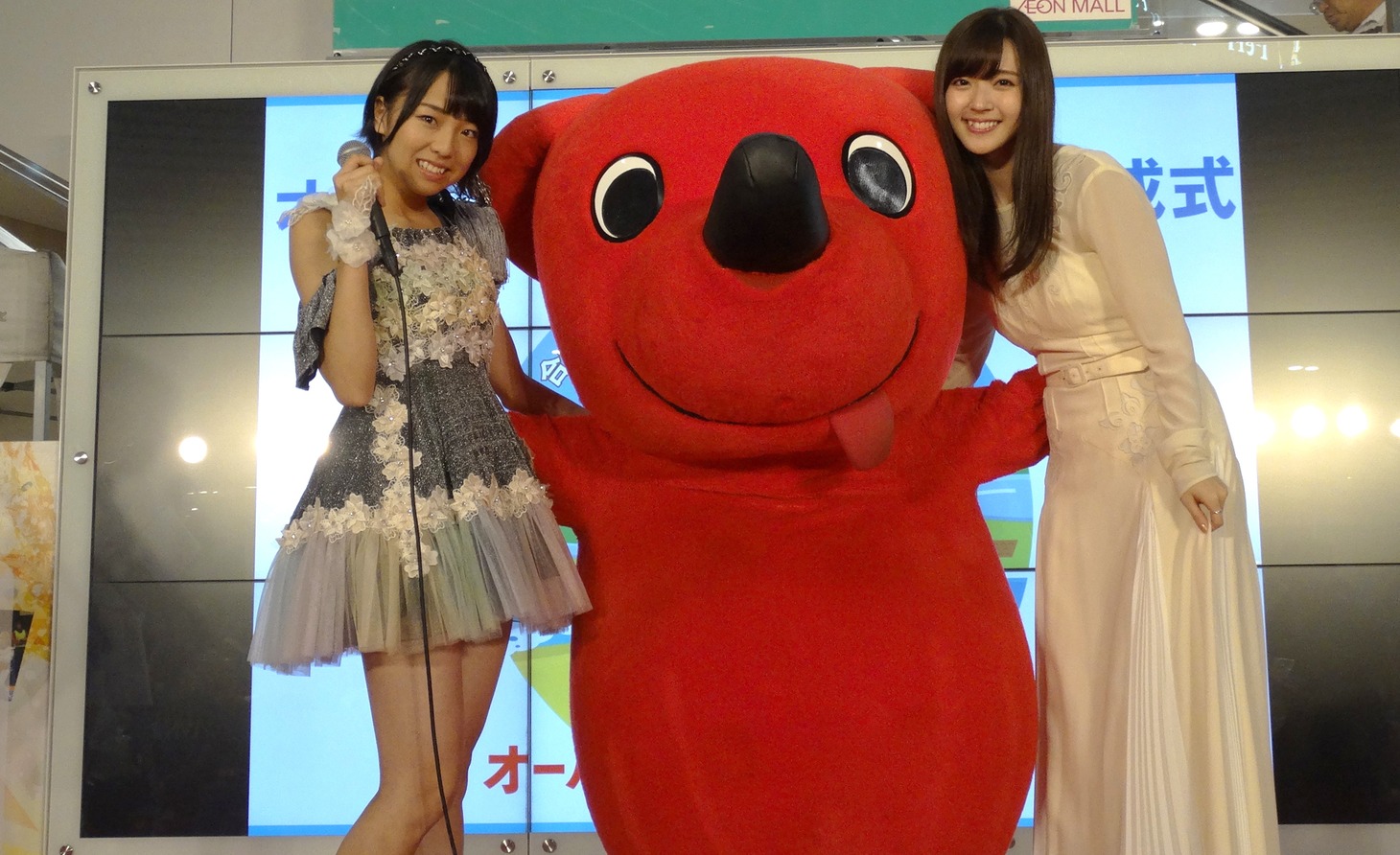 左から鍛治島彩、チーバくん、鈴木愛理。（写真提供：アップフロント）