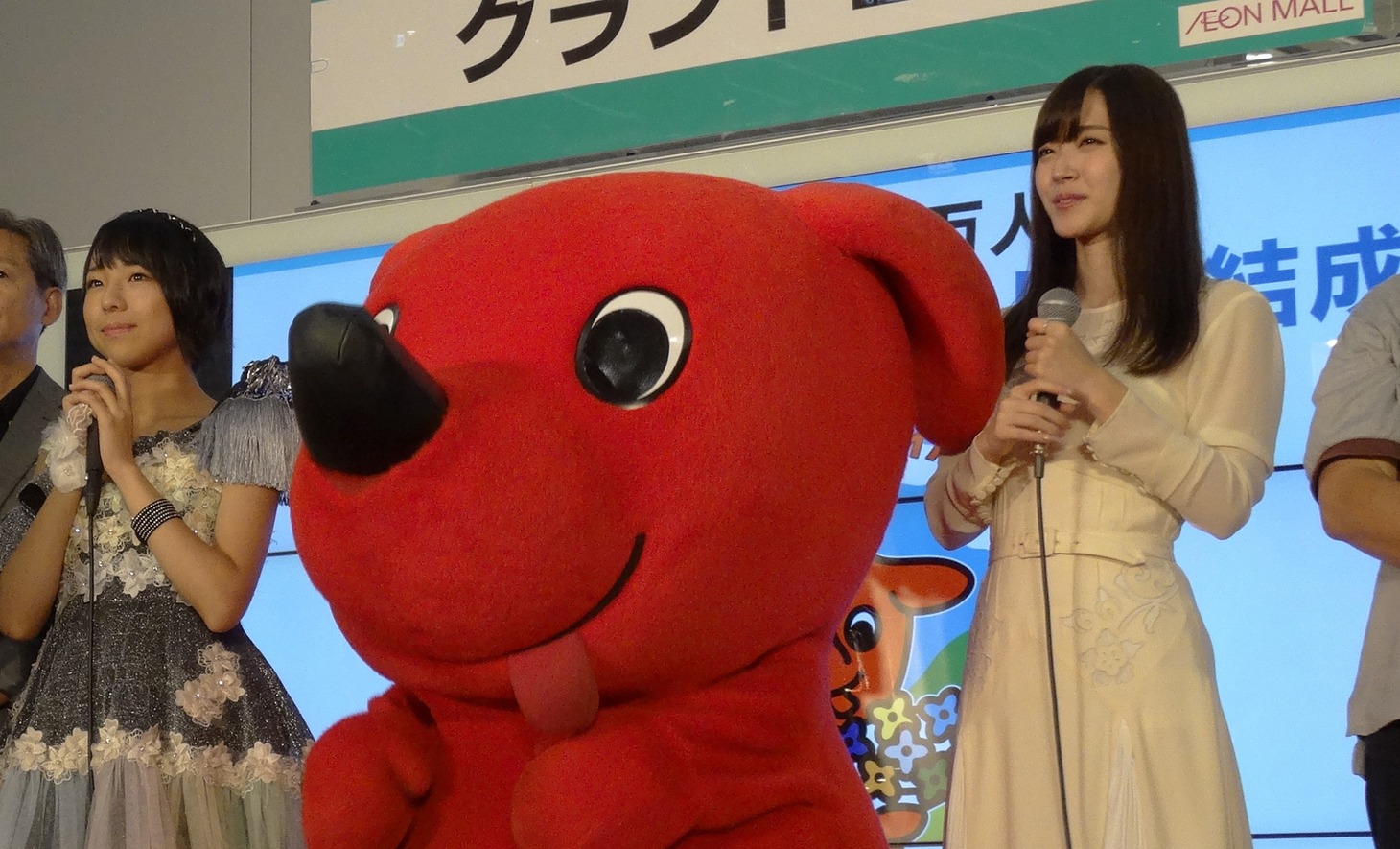 左から鍛治島彩、チーバくん、鈴木愛理。（写真提供：アップフロント）
