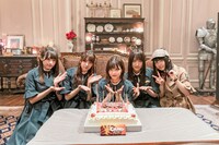 撮影中には渡邉理佐へのバースデーケーキが用意された。
