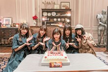 撮影中には渡邉理佐へのバースデーケーキが用意された。