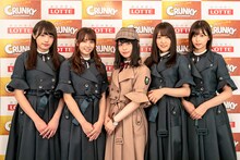 左から渡辺梨加、小林由依、長濱ねる、菅井友香、渡邉理佐。
