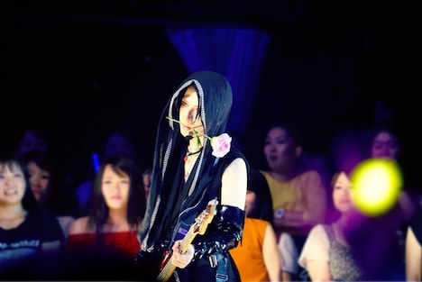 九組に花をプレゼントしたあと、残った花をくわえて演奏した沙我(B)。(Photo by Lestat C&M Pro.)