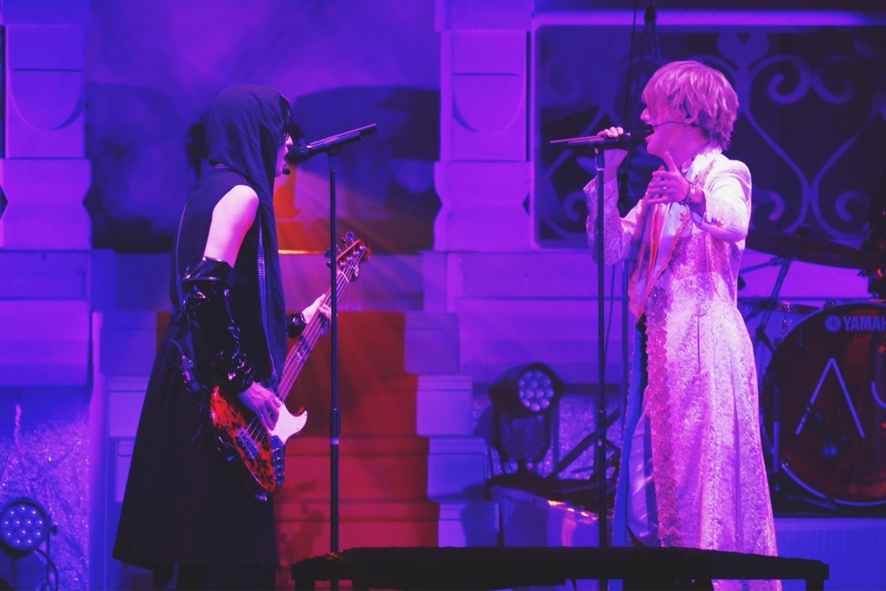 「ASYLUM」を歌う沙我（B）と将（Vo）。（Photo by Lestat C＆M Pro.）