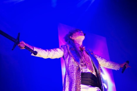 “暗黒モード”へと入った将(Vo)。(Photo by Lestat C&M Pro.)