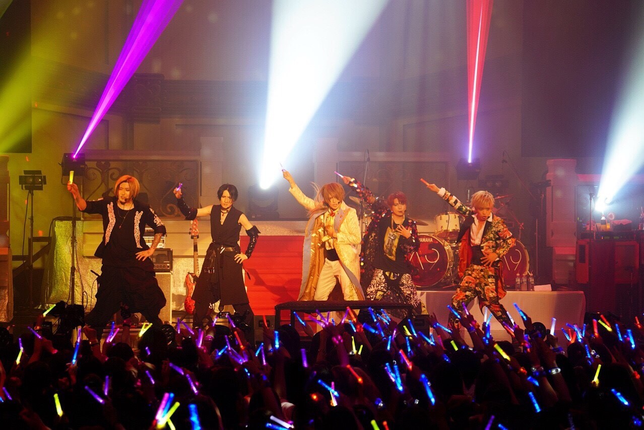 サイリウムを持って踊るA9と九組。（Photo by Lestat C＆M Pro.）