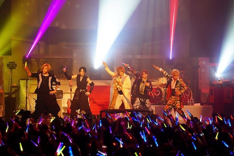 サイリウムを持って踊るA9と九組。(Photo by Lestat C&M Pro.)