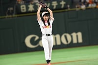 投球する佐々木彩夏。