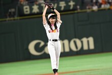 投球する佐々木彩夏。