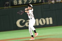 投球する佐々木彩夏。