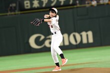 投球する佐々木彩夏。