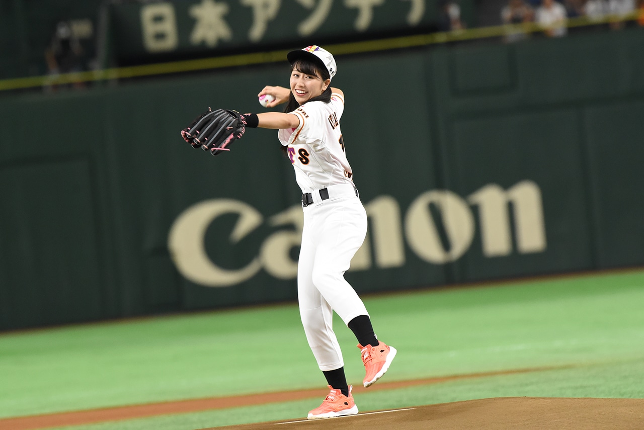 投球する佐々木彩夏。
