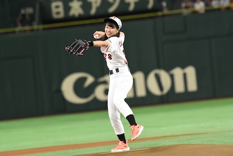 投球する佐々木彩夏。