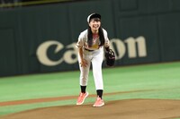 投球する佐々木彩夏。