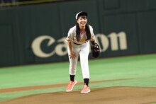 投球する佐々木彩夏。