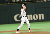 Zポーズを決める佐々木彩夏。