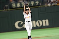 投球する高城れに。