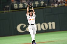 投球する高城れに。