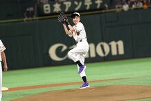 投球する高城れに。