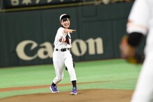 Zポーズを決める高城れに。