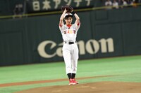 投球する百田夏菜子。