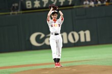 投球する百田夏菜子。