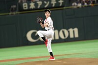 投球する百田夏菜子。