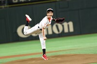 投球する百田夏菜子。